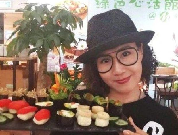 Mạch Cảnh Đình hiện nay dù đã bước vào tuổi 58, nhưng trông cô vẫn trẻ trung xinh đẹp như một thiếu nữ với làn da sáng mịn và thần thái cuốn hút. Cặp đôi U60 không ăn thịt, không sinh con: Hạnh phúc và “hack tuổi” nhất làng giải trí ảnh 10