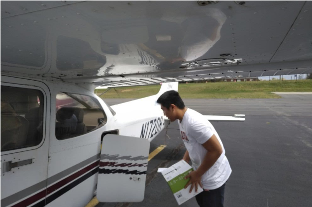 Thiếu niên 16 tuổi lái trực thăng giao vật tư y tế gây chú ý ở Mỹ mùa COVID-19 ảnh 1