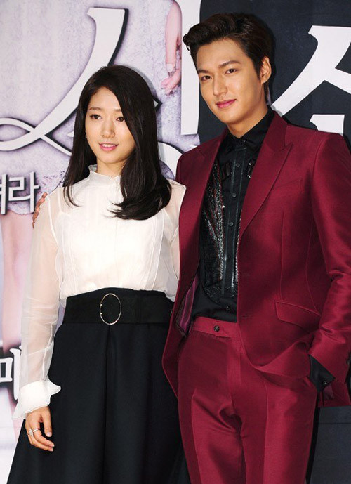 Lee Min Ho thường bị đồn hẹn hò với bạn diễn Park Shin Hye khi đóng "Người thừa kế". Liệu “nàng thơ” Kim Go Eun có là tình mới của “quân vương” Lee Min Ho năm 2020? ảnh 5