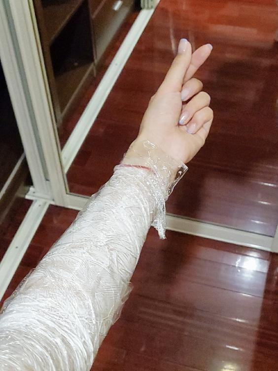 “Nữ thần ngôn tình” khiến fan ngỡ ngàng trước cách bọc nilon làm chân thon tay mảnh ảnh 7