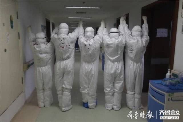 [Độc] Bí ẩn những hình vẽ đặc biệt trên quần áo bảo hộ của nhân viên y tế Vũ Hán ảnh 5