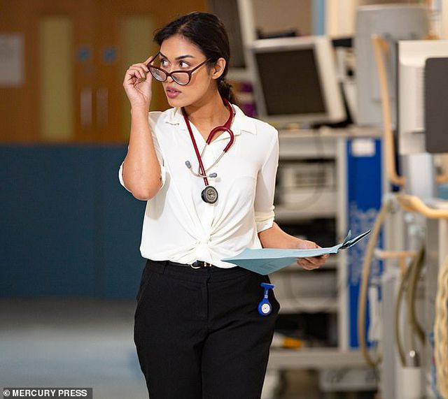 Nữ bác sĩ đi thi Miss World giải cứu cho đối thủ bị gãy xương cổ tay ảnh 10