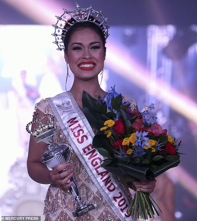 Nữ bác sĩ đi thi Miss World giải cứu cho đối thủ bị gãy xương cổ tay ảnh 6