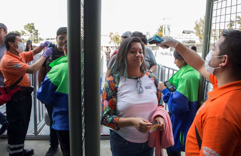 Nhiều nước gia hạn lệnh phong tỏa, giãn cách xã hội ảnh 2