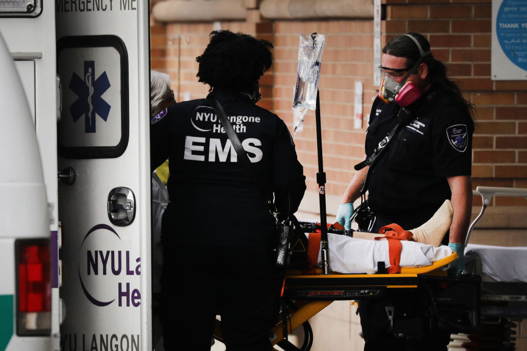 Thi thể bệnh nhân COVID-19 nằm trên hè phố Ecuador, Mỹ có nửa triệu ca mắc ảnh 1