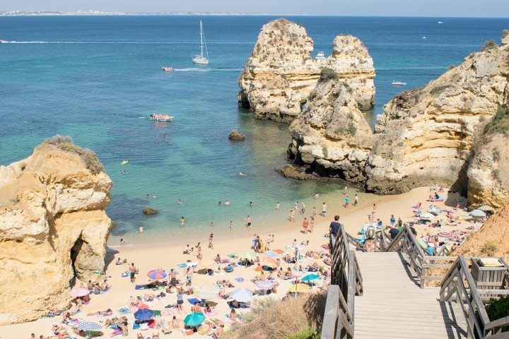 Nhiều nước gia hạn lệnh phong tỏa, giãn cách xã hội ảnh 4