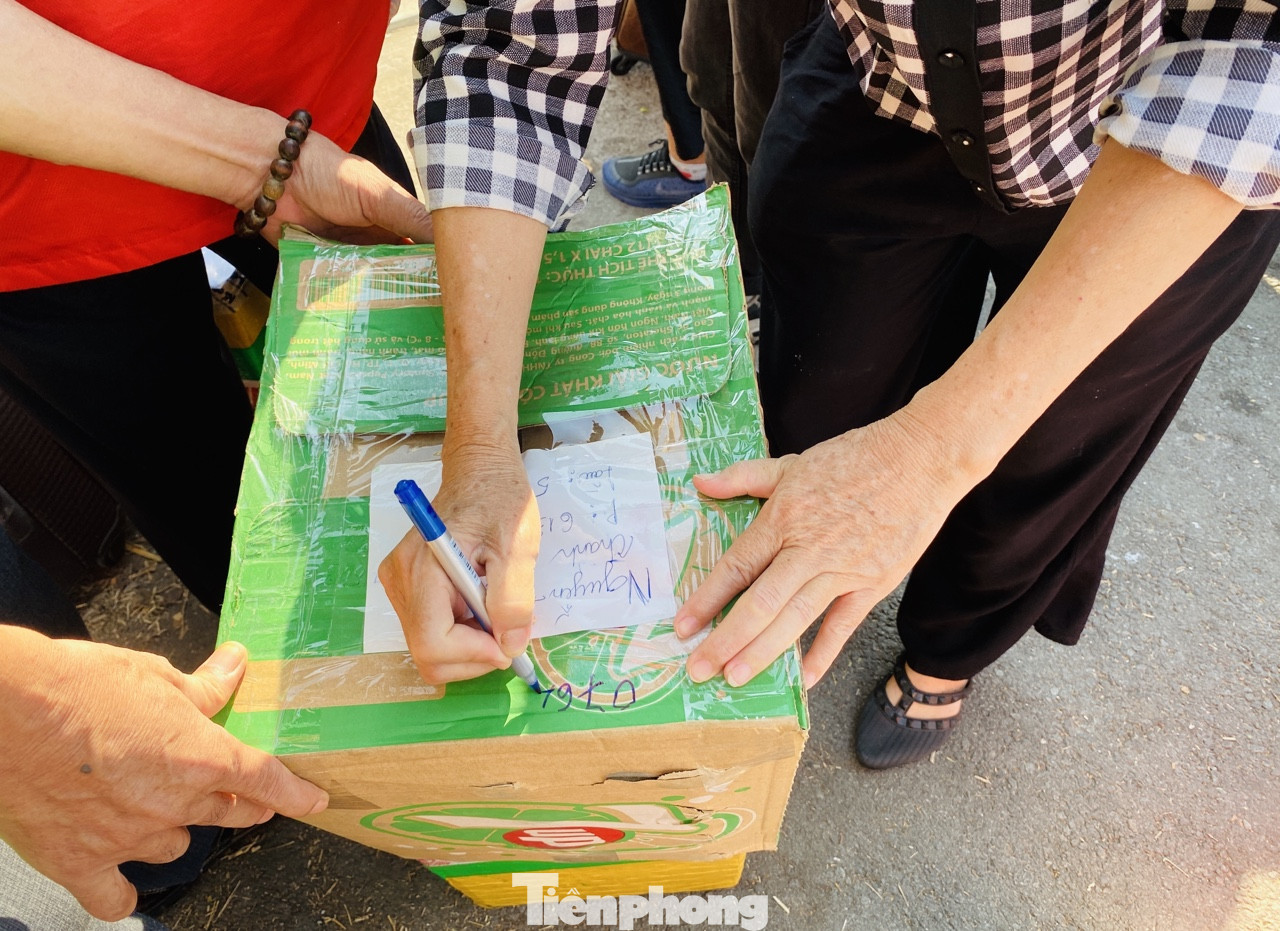 Xếp hàng chờ tiếp tế ở khu cách ly KTX ĐH Quốc gia TPHCM ảnh 11