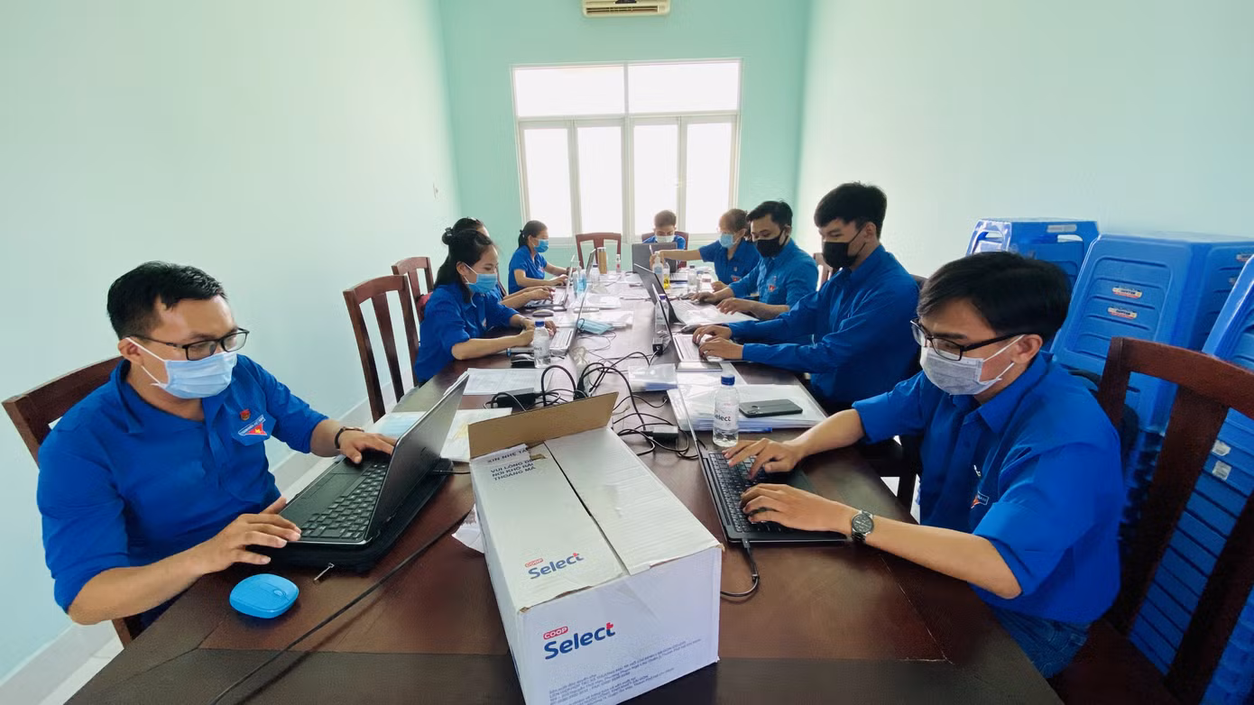 Áo xanh nơi tuyến đầu chống dịch Covid-19 ảnh 4