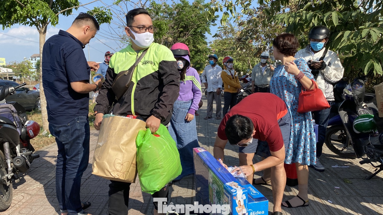 Xếp hàng chờ tiếp tế ở khu cách ly KTX ĐH Quốc gia TPHCM ảnh 6