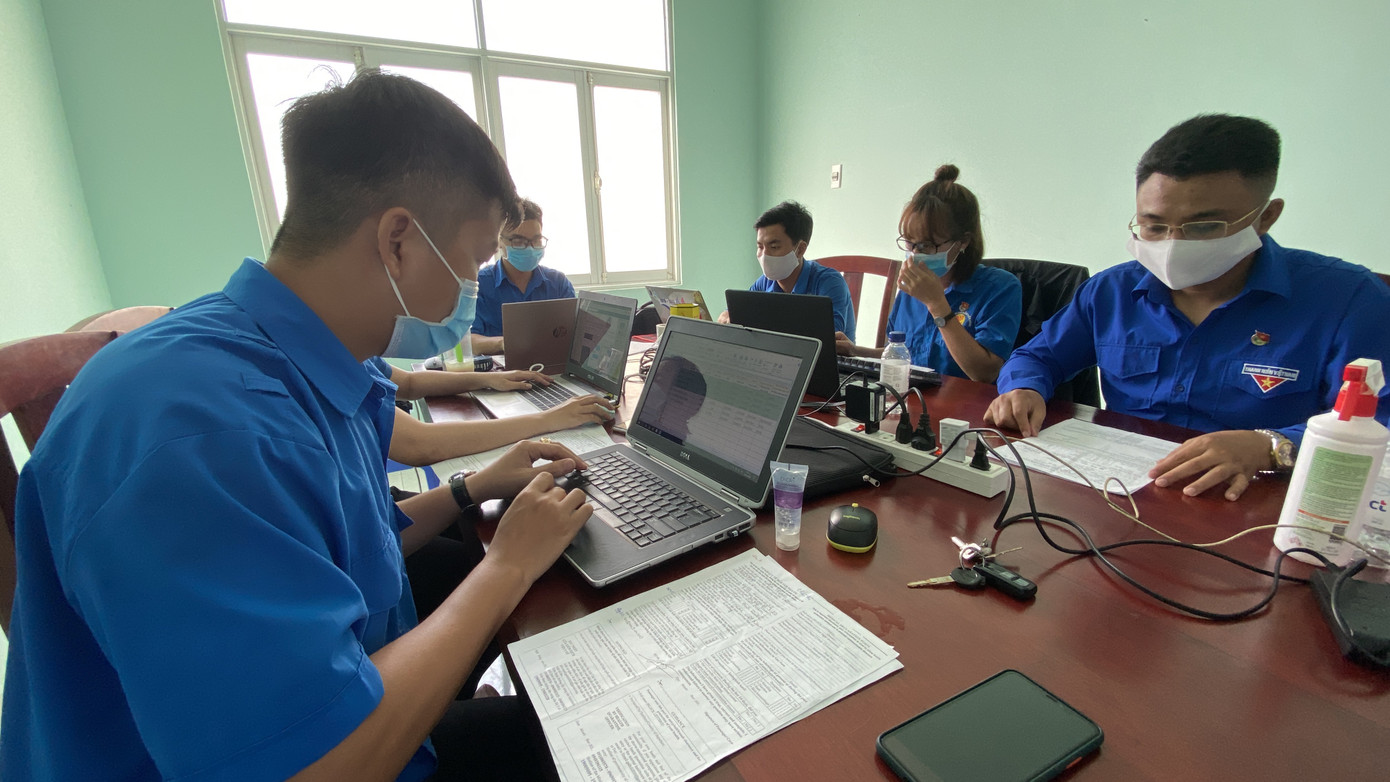 Áo xanh nơi tuyến đầu chống dịch Covid-19 ảnh 2