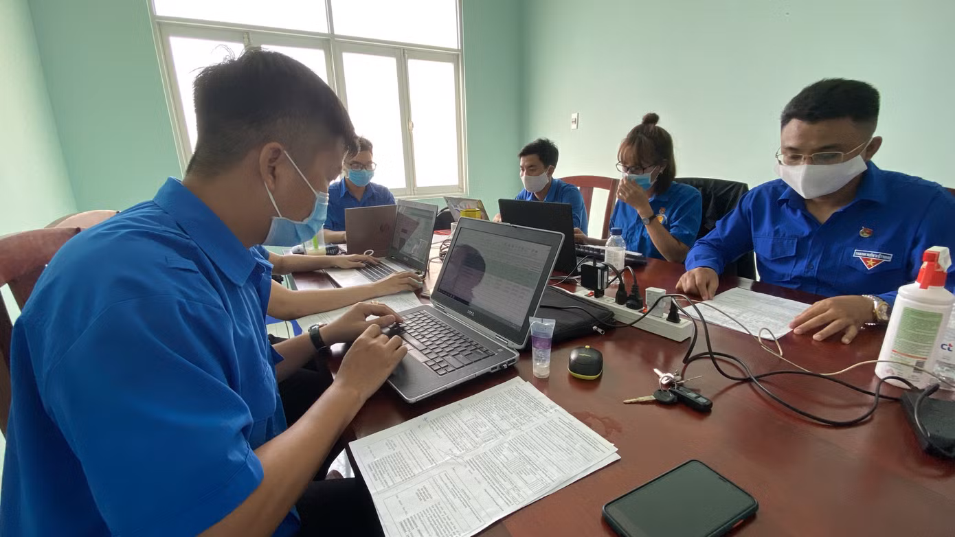 Áo xanh nơi tuyến đầu chống dịch Covid-19 ảnh 2
