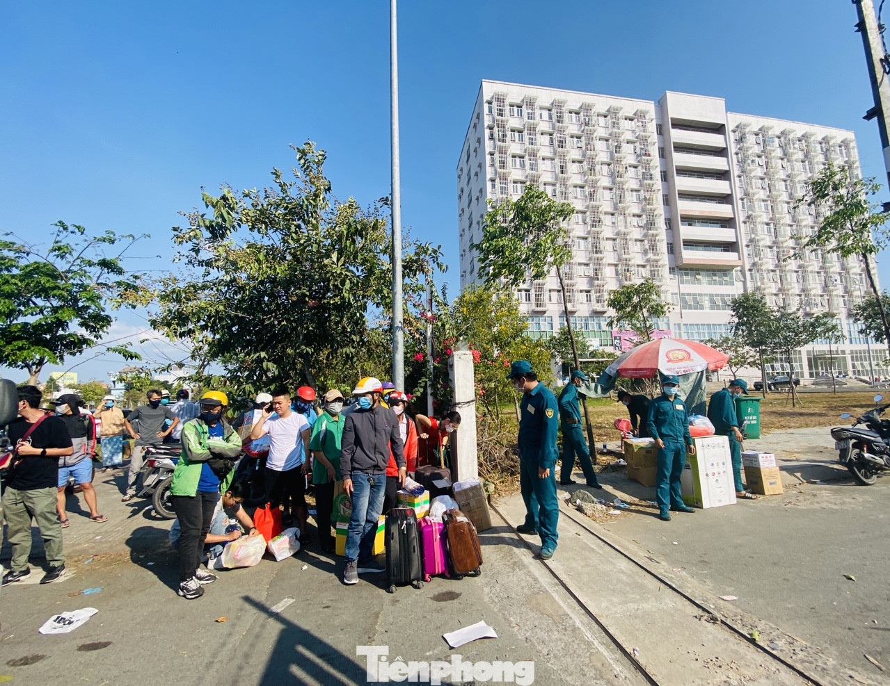 Xếp hàng chờ tiếp tế ở khu cách ly KTX ĐH Quốc gia TPHCM ảnh 13