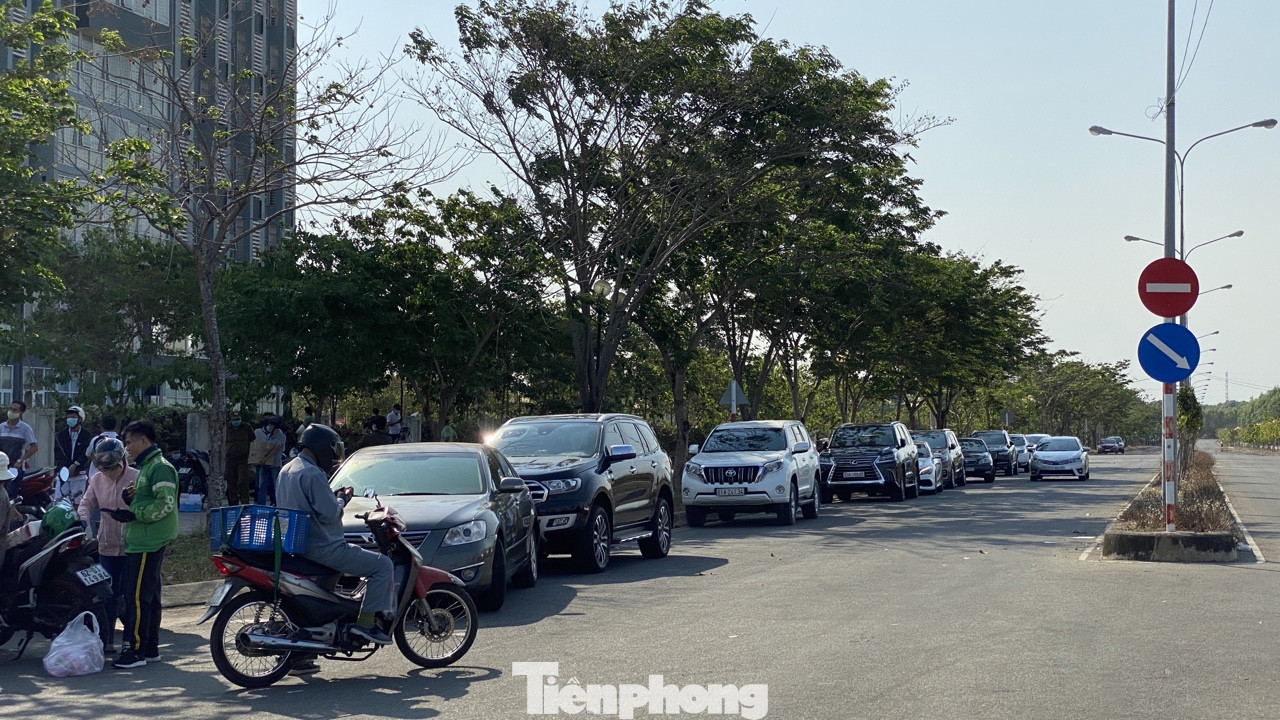 Xếp hàng chờ tiếp tế ở khu cách ly KTX ĐH Quốc gia TPHCM ảnh 2