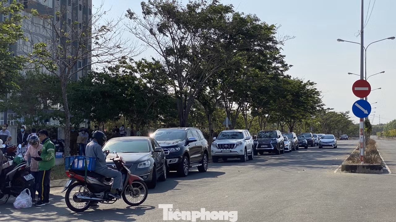 Xếp hàng chờ tiếp tế ở khu cách ly KTX ĐH Quốc gia TPHCM ảnh 2