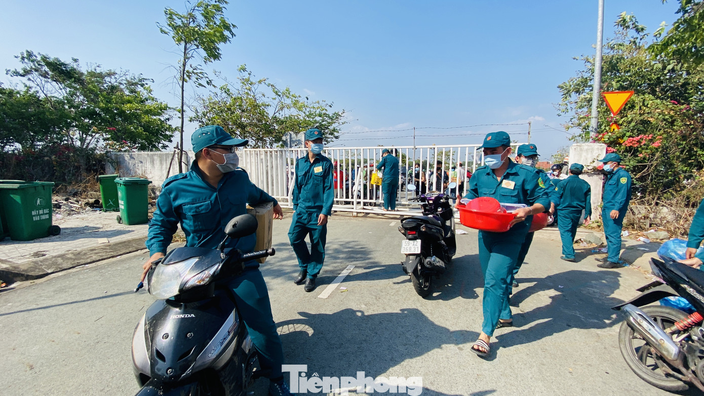 Dưới nắng nóng, lực lượng vũ trang tiếp sức người dân chuyển đồ vào khu cách ly ảnh 5