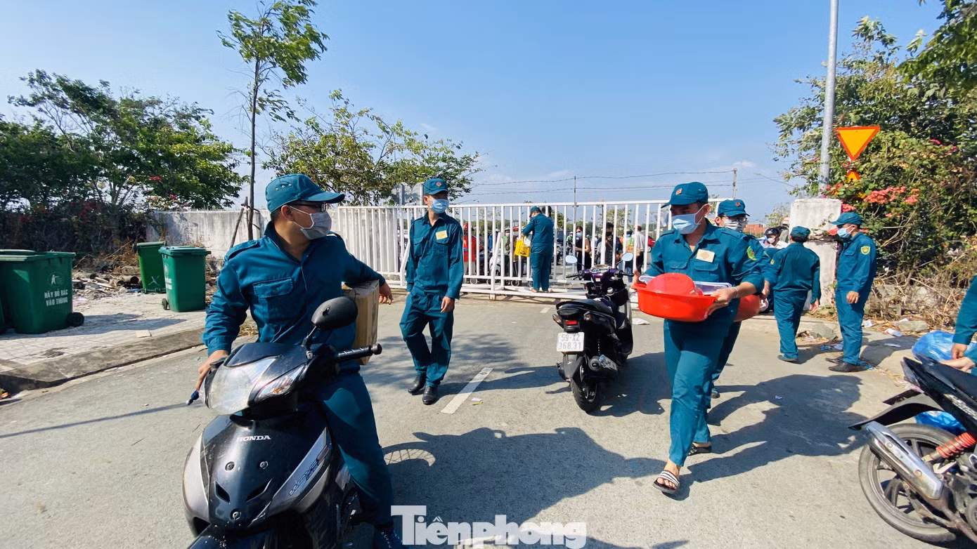 Dưới nắng nóng, lực lượng vũ trang tiếp sức người dân chuyển đồ vào khu cách ly ảnh 5