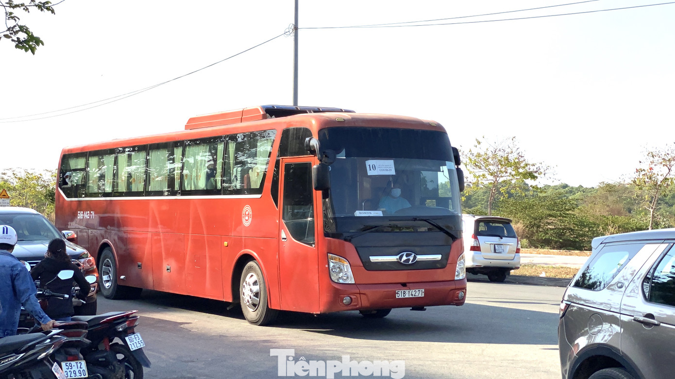 Dưới nắng nóng, lực lượng vũ trang tiếp sức người dân chuyển đồ vào khu cách ly ảnh 2