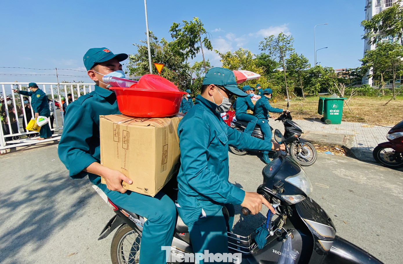 Dưới nắng nóng, lực lượng vũ trang tiếp sức người dân chuyển đồ vào khu cách ly ảnh 7