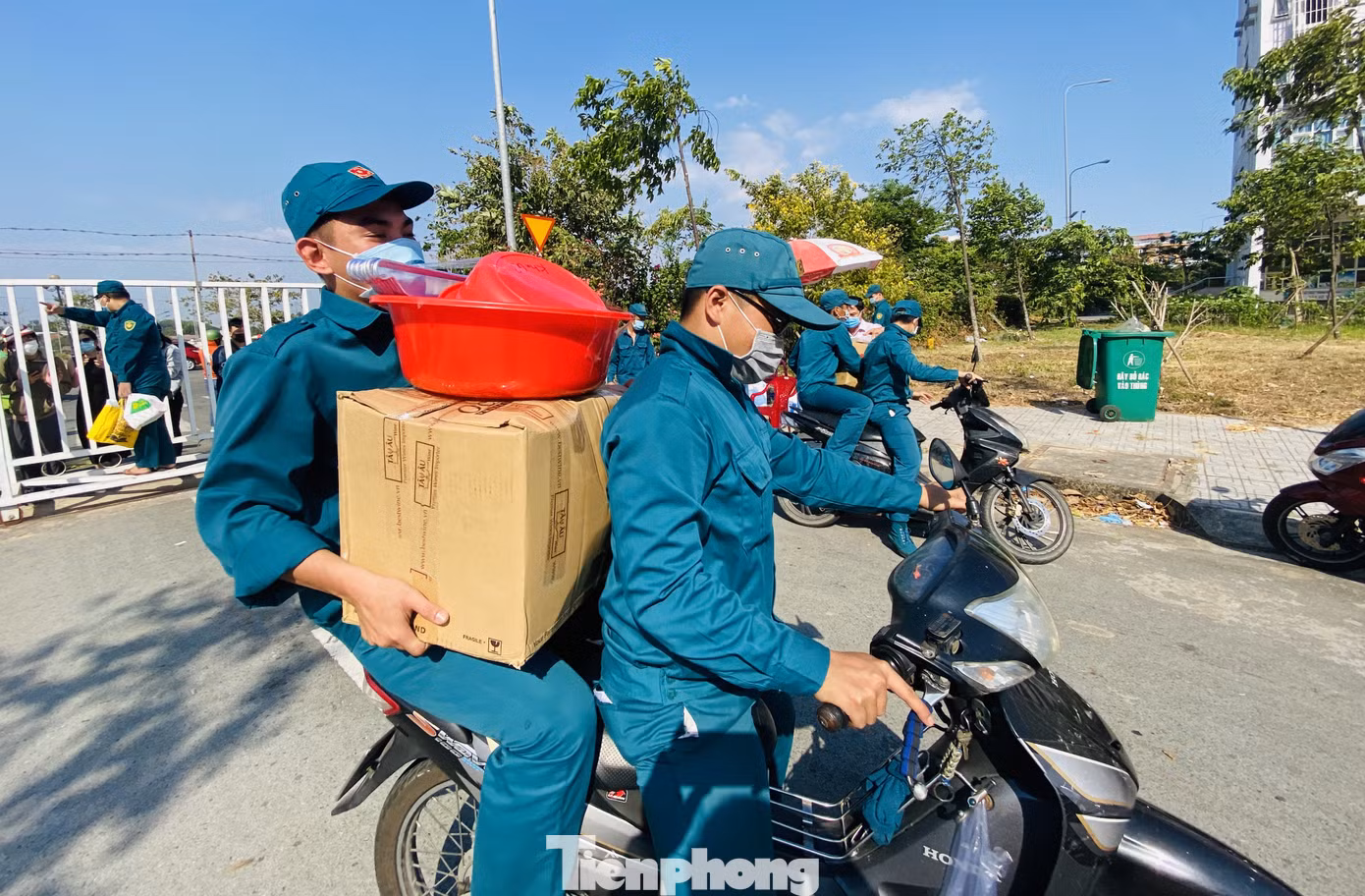 Dưới nắng nóng, lực lượng vũ trang tiếp sức người dân chuyển đồ vào khu cách ly ảnh 7