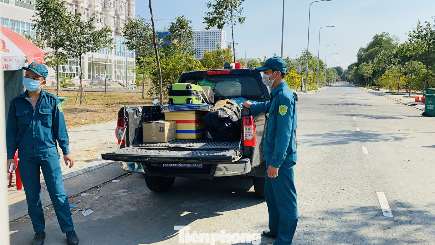 Dưới nắng nóng, lực lượng vũ trang tiếp sức người dân chuyển đồ vào khu cách ly ảnh 10