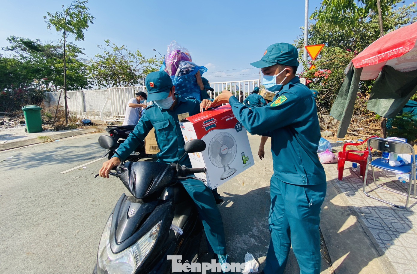 Dưới nắng nóng, lực lượng vũ trang tiếp sức người dân chuyển đồ vào khu cách ly ảnh 9