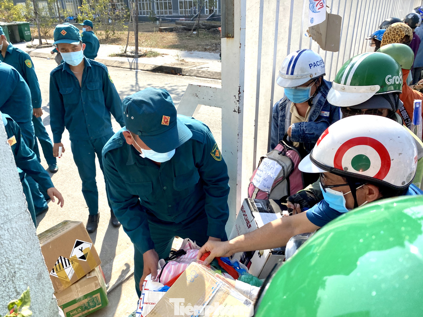 Dưới nắng nóng, lực lượng vũ trang tiếp sức người dân chuyển đồ vào khu cách ly ảnh 3