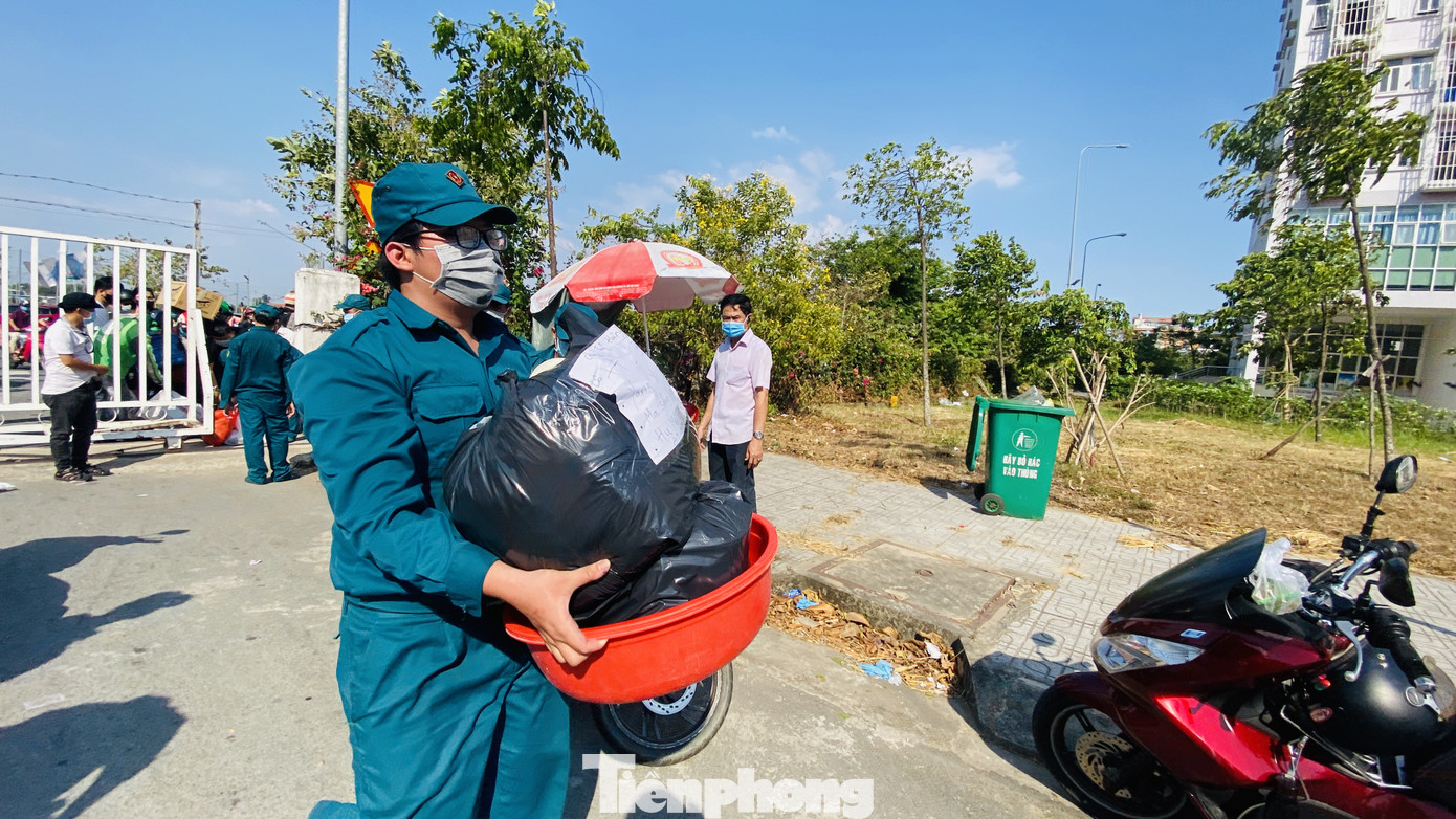 Dưới nắng nóng, lực lượng vũ trang tiếp sức người dân chuyển đồ vào khu cách ly ảnh 8