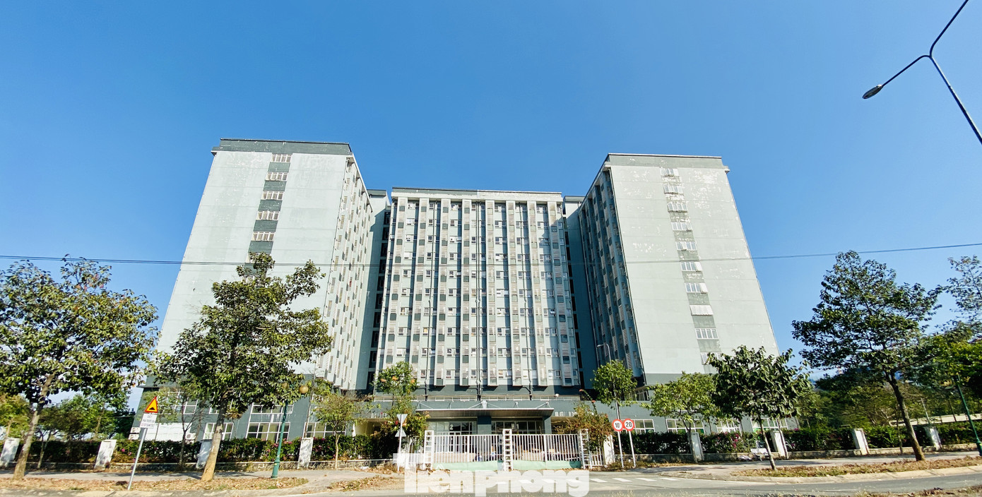 Dưới nắng nóng, lực lượng vũ trang tiếp sức người dân chuyển đồ vào khu cách ly ảnh 1