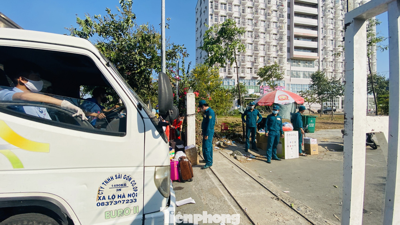 Dưới nắng nóng, lực lượng vũ trang tiếp sức người dân chuyển đồ vào khu cách ly ảnh 13