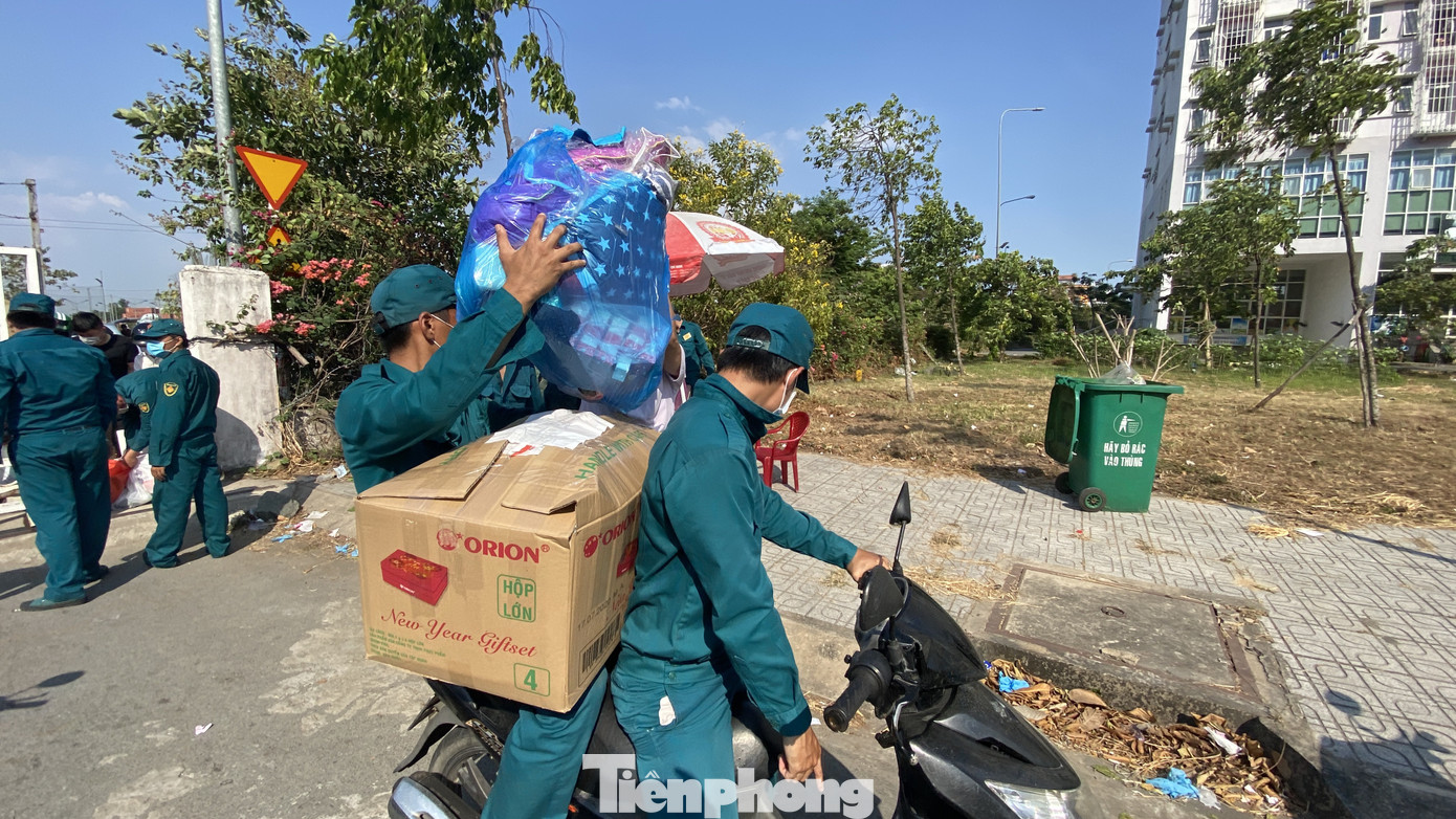 Dưới nắng nóng, lực lượng vũ trang tiếp sức người dân chuyển đồ vào khu cách ly ảnh 6