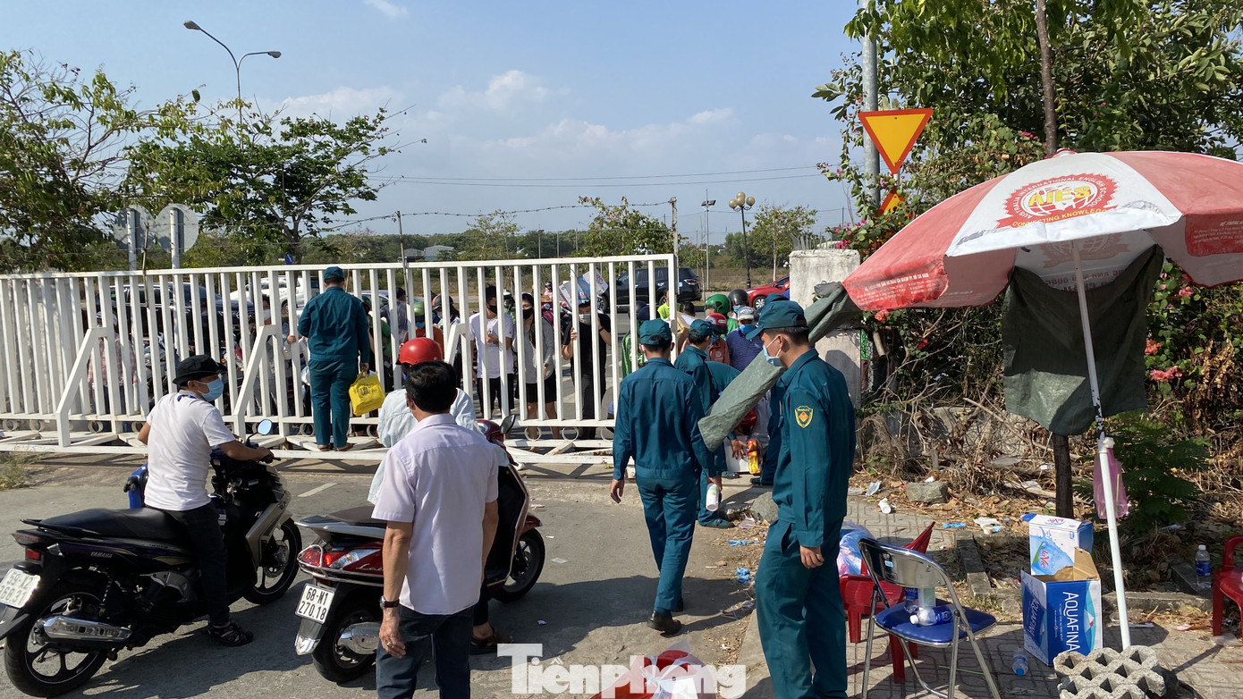 Dưới nắng nóng, lực lượng vũ trang tiếp sức người dân chuyển đồ vào khu cách ly ảnh 11