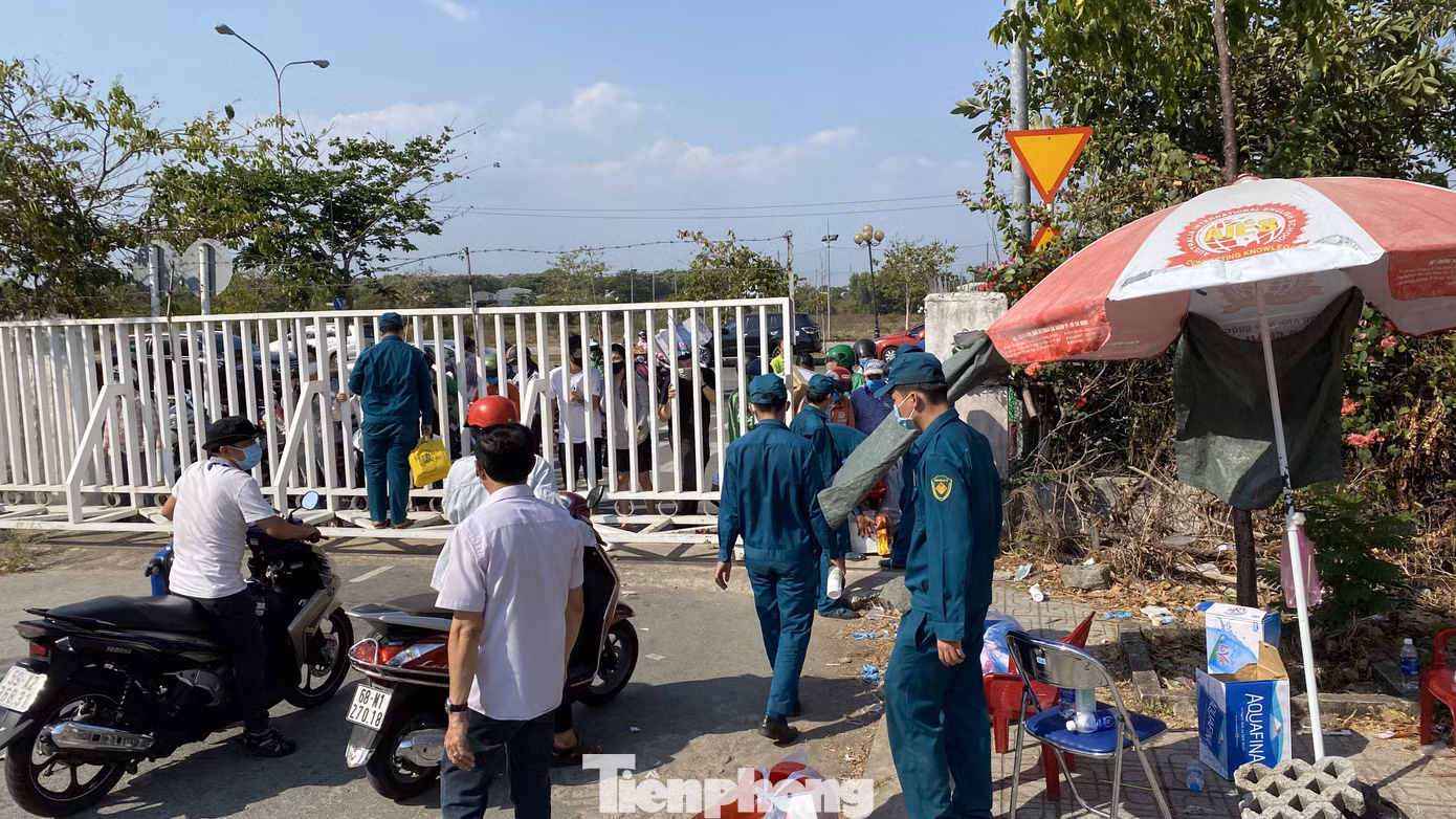 Dưới nắng nóng, lực lượng vũ trang tiếp sức người dân chuyển đồ vào khu cách ly ảnh 11