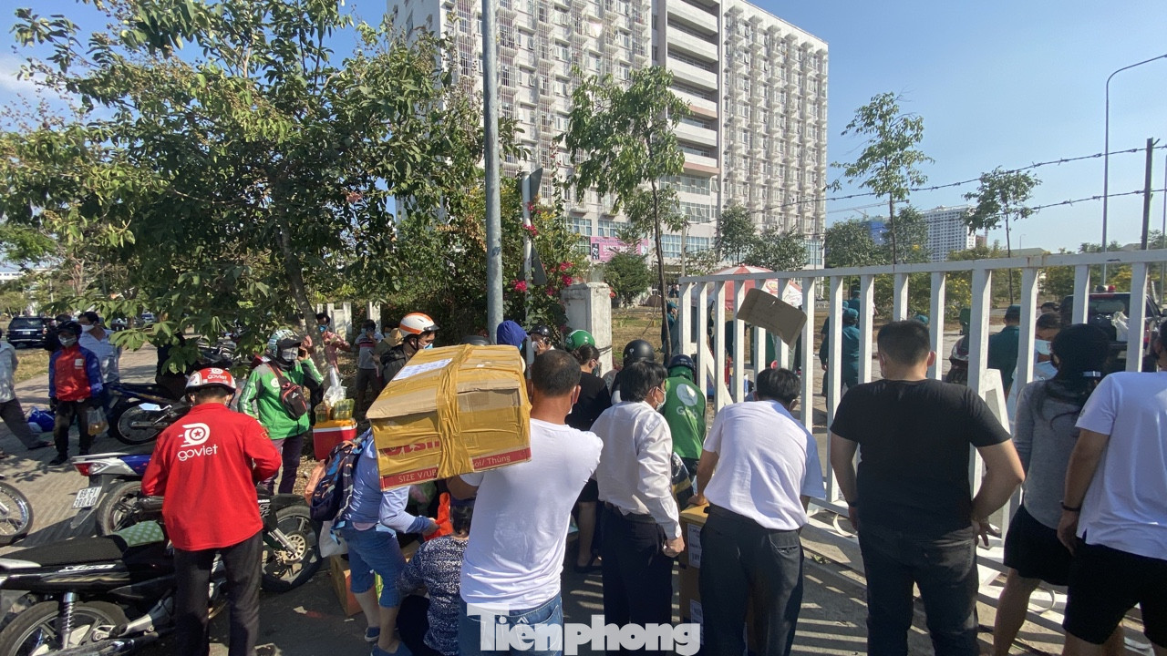 Xếp hàng chờ tiếp tế ở khu cách ly KTX ĐH Quốc gia TPHCM ảnh 14