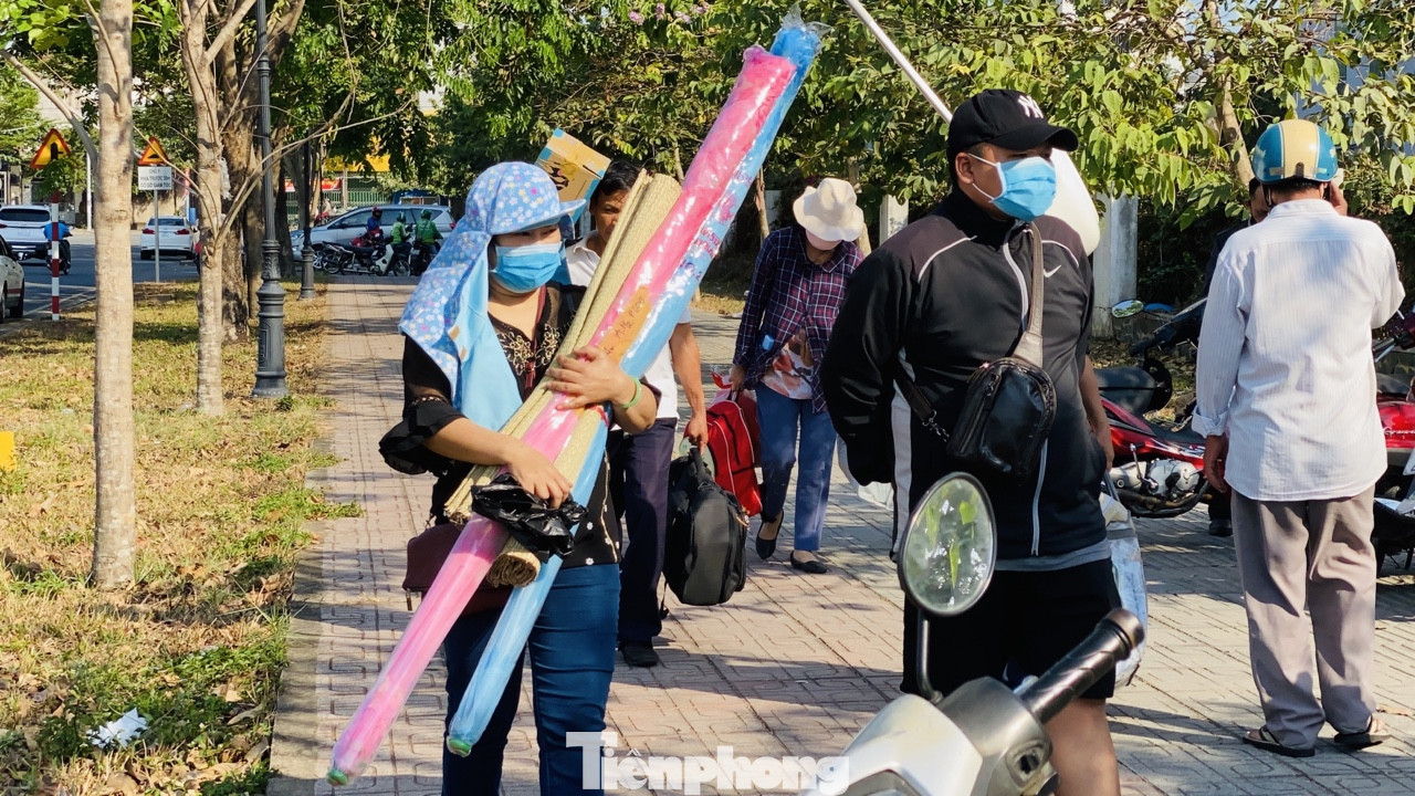 Xếp hàng chờ tiếp tế ở khu cách ly KTX ĐH Quốc gia TPHCM ảnh 4