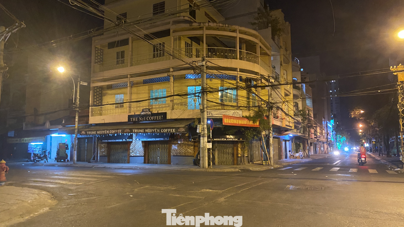 Hàng quán ở TPHCM đồng loạt đóng cửa để chống dịch bệnh Covid-19 ảnh 9