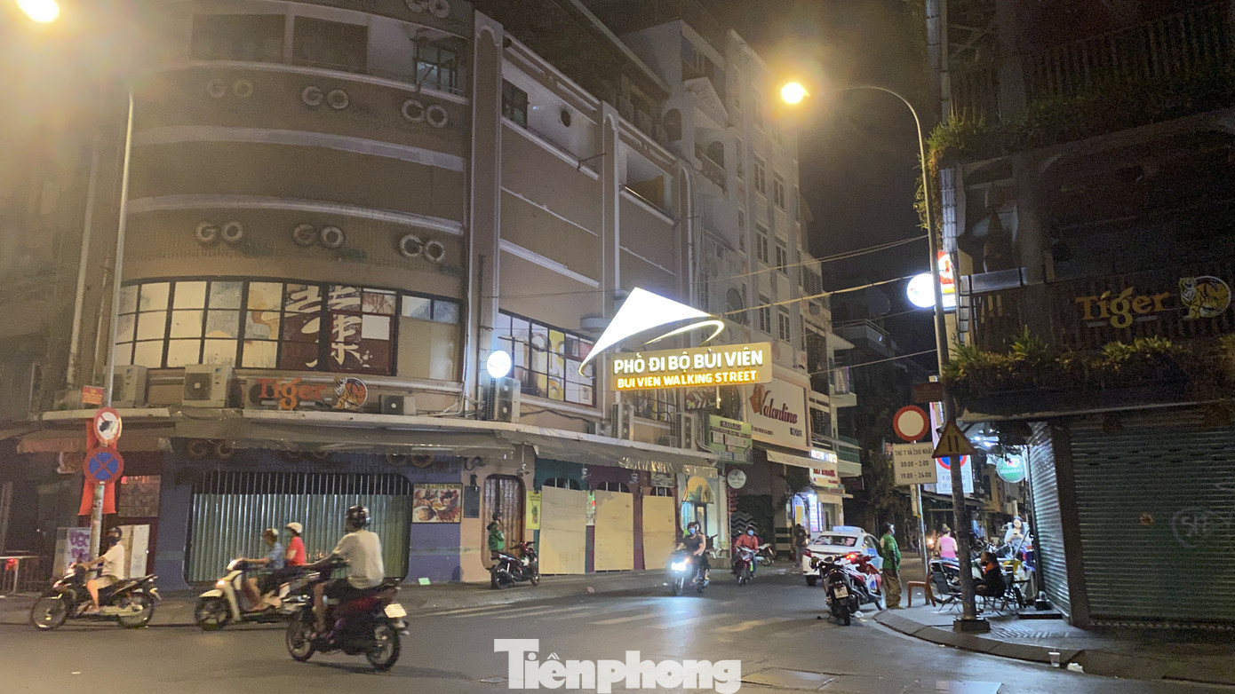 Hàng quán ở TPHCM đồng loạt đóng cửa để chống dịch bệnh Covid-19 ảnh 1