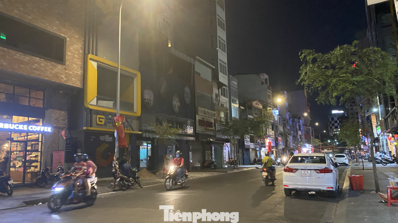 Hàng quán ở TPHCM đồng loạt đóng cửa để chống dịch bệnh Covid-19 ảnh 8