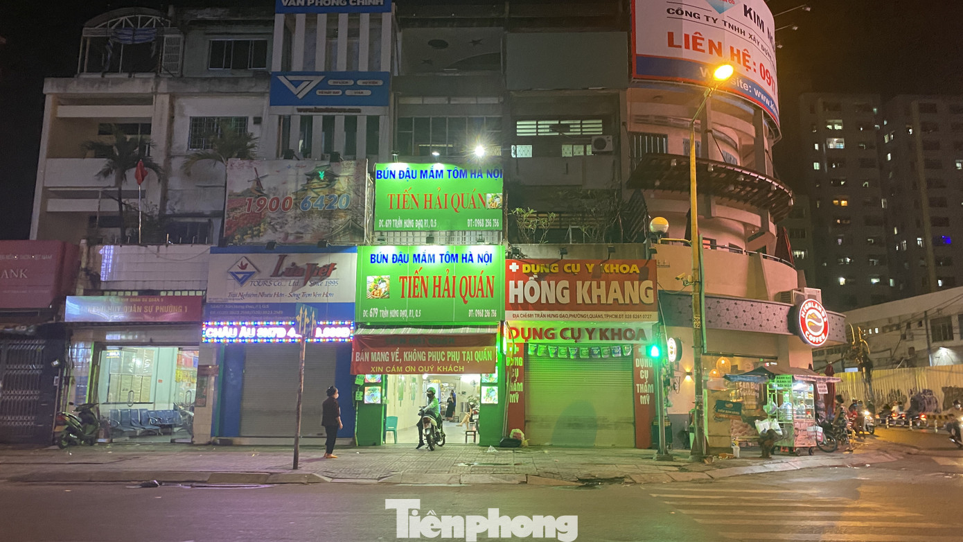 Hàng quán ở TPHCM đồng loạt đóng cửa để chống dịch bệnh Covid-19 ảnh 10