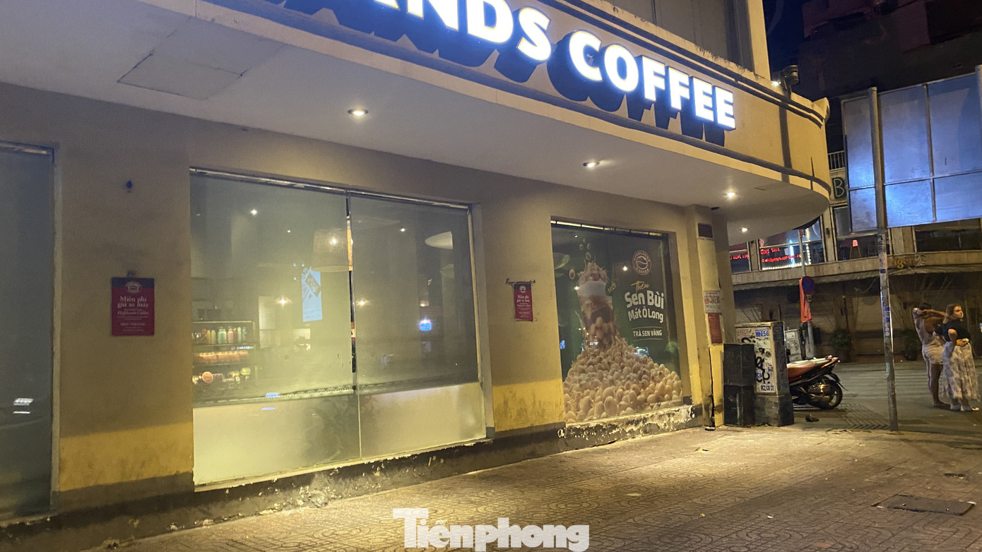 Hàng quán ở TPHCM đồng loạt đóng cửa để chống dịch bệnh Covid-19 ảnh 7