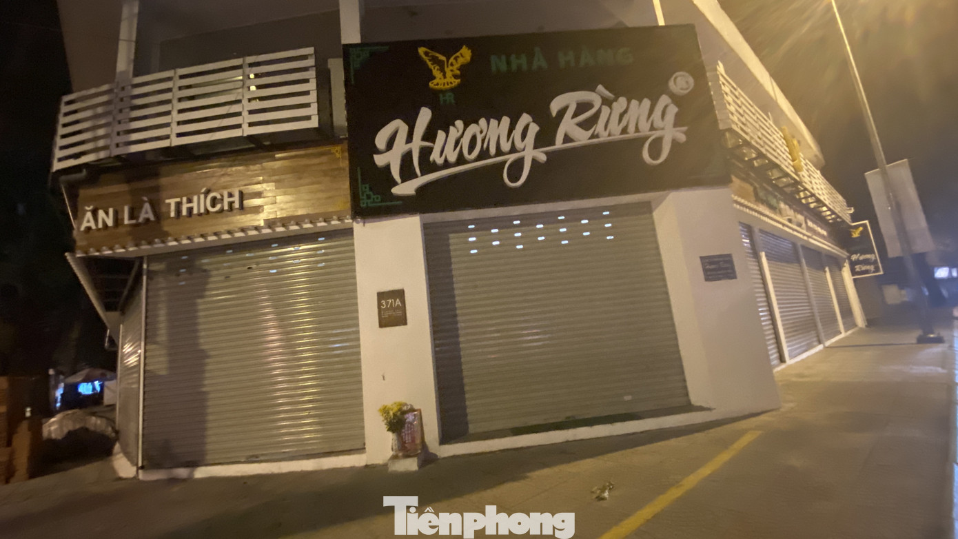 Hàng quán ở TPHCM đồng loạt đóng cửa để chống dịch bệnh Covid-19 ảnh 5