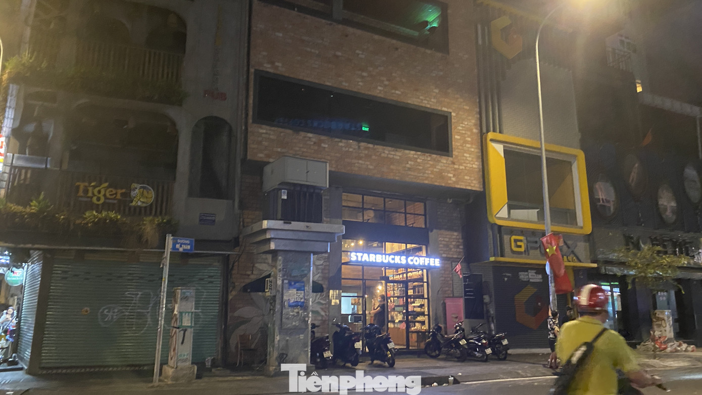 Hàng quán ở TPHCM đồng loạt đóng cửa để chống dịch bệnh Covid-19 ảnh 2