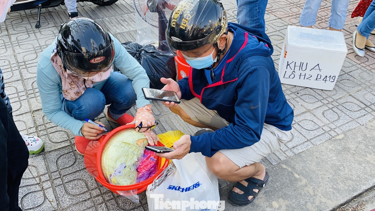 Xếp hàng chờ tiếp tế ở khu cách ly KTX ĐH Quốc gia TPHCM ảnh 8