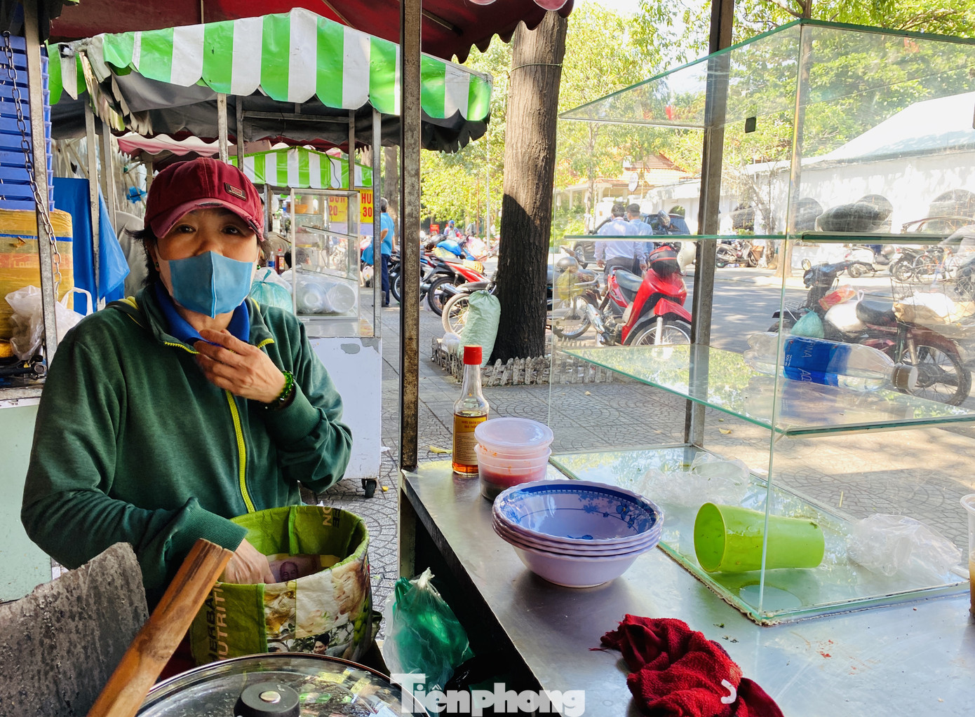 Phố hàng rong Sài Gòn 'bám trụ' giữa mùa dịch Covid-19 ảnh 2