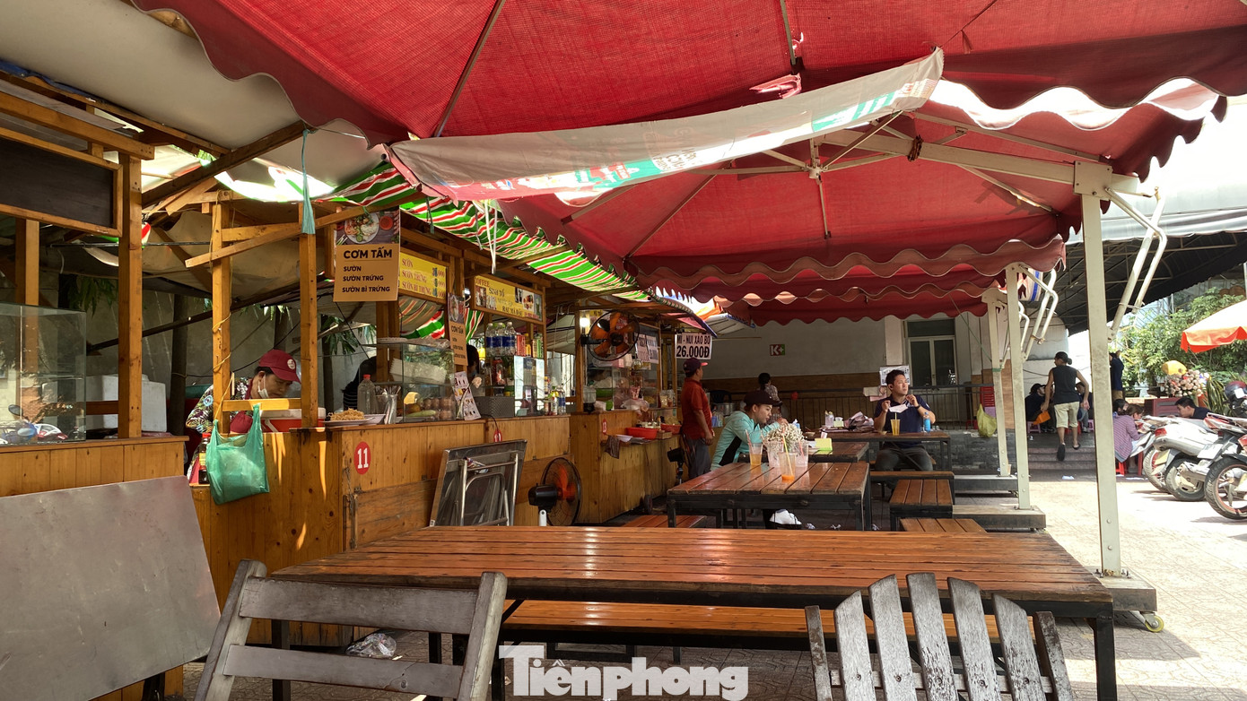 Phố hàng rong Sài Gòn 'bám trụ' giữa mùa dịch Covid-19 ảnh 4