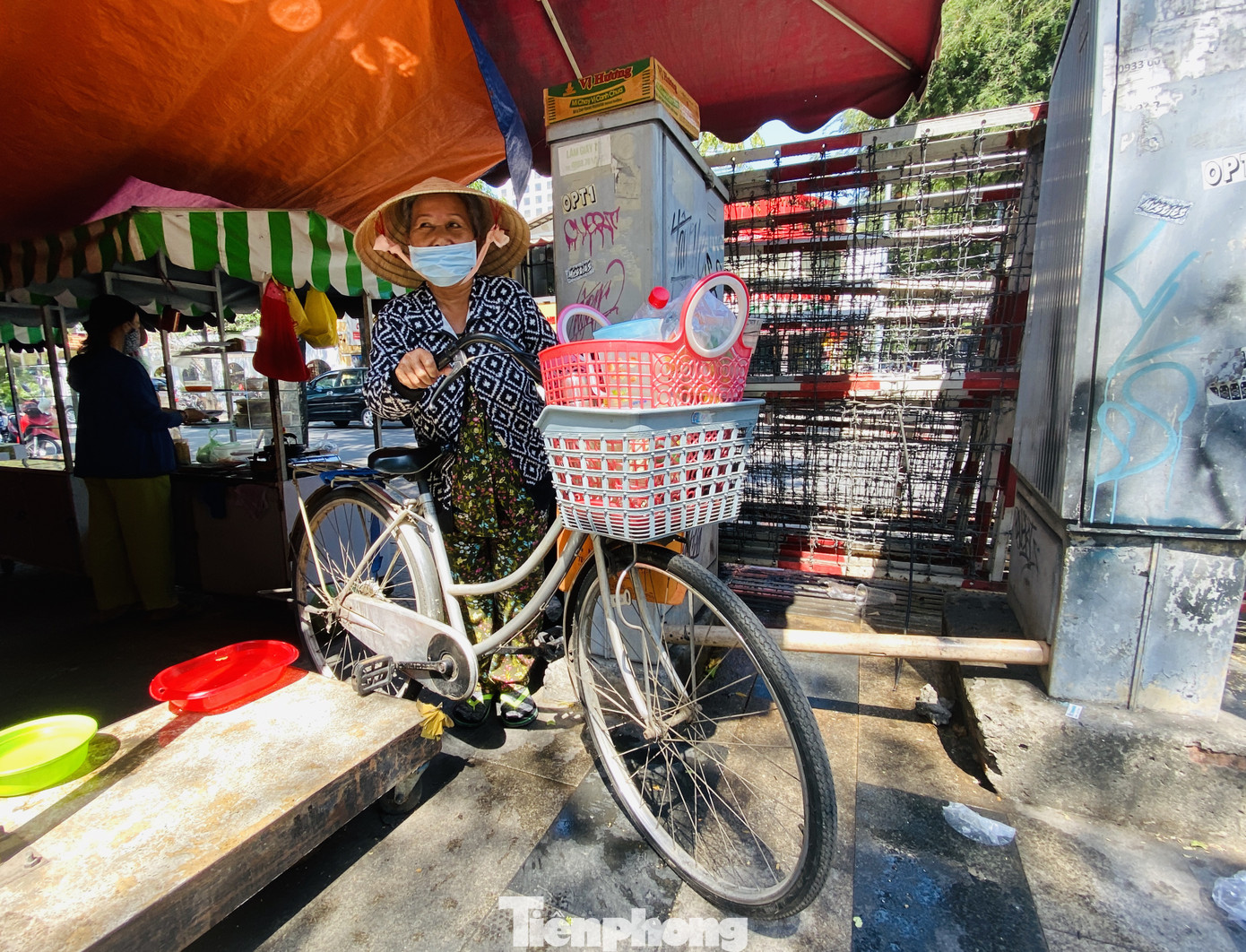 Phố hàng rong Sài Gòn 'bám trụ' giữa mùa dịch Covid-19 ảnh 3