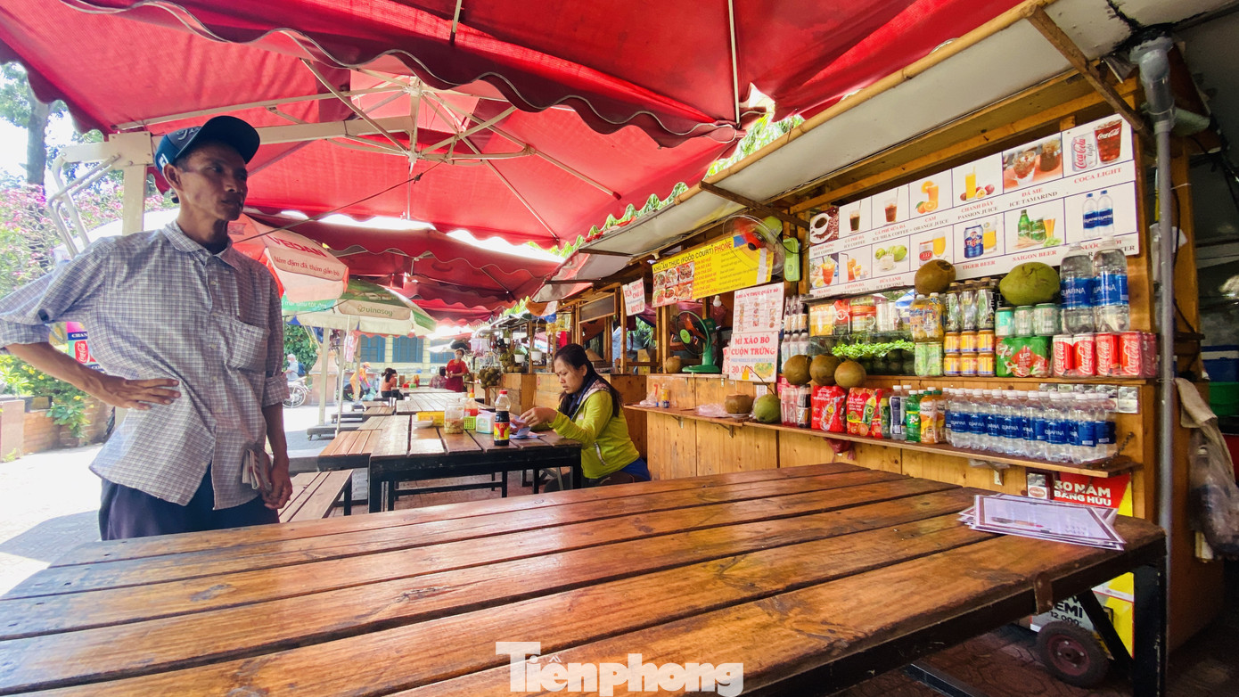 Phố hàng rong Sài Gòn 'bám trụ' giữa mùa dịch Covid-19 ảnh 1