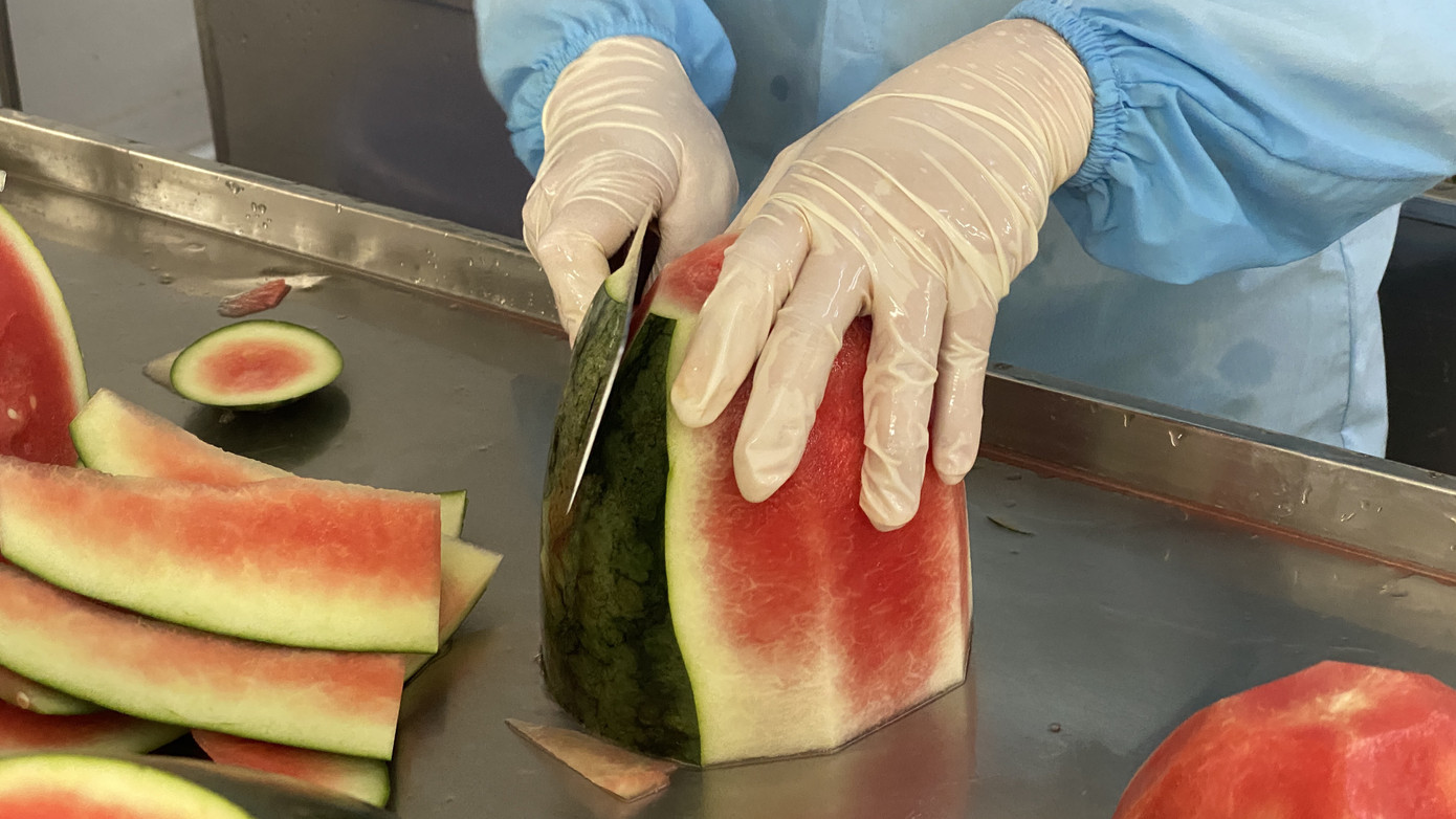 Cận cảnh quy trình 'giải cứu' thanh long, dưa hấu mùa dịch Covid-19 ảnh 4