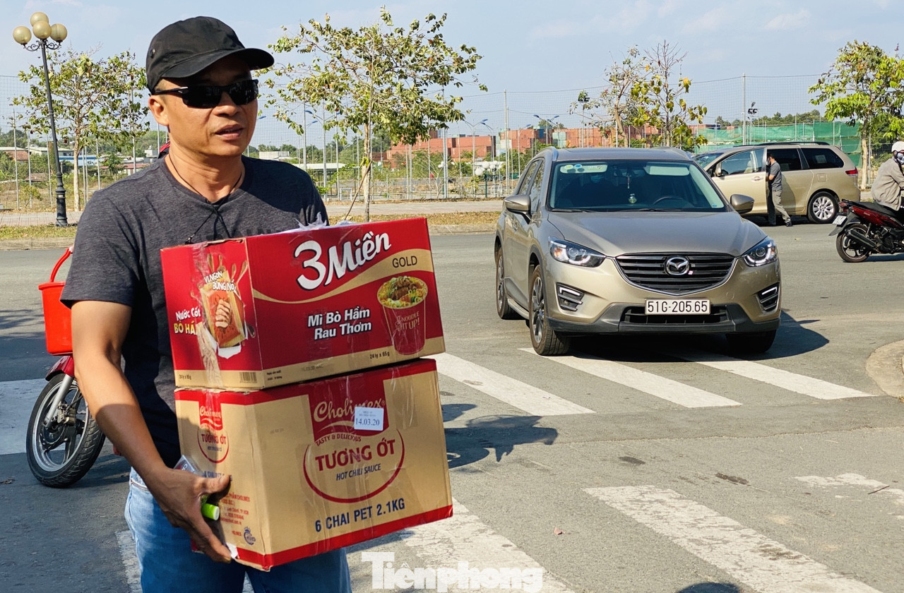 Xếp hàng chờ tiếp tế ở khu cách ly KTX ĐH Quốc gia TPHCM ảnh 5