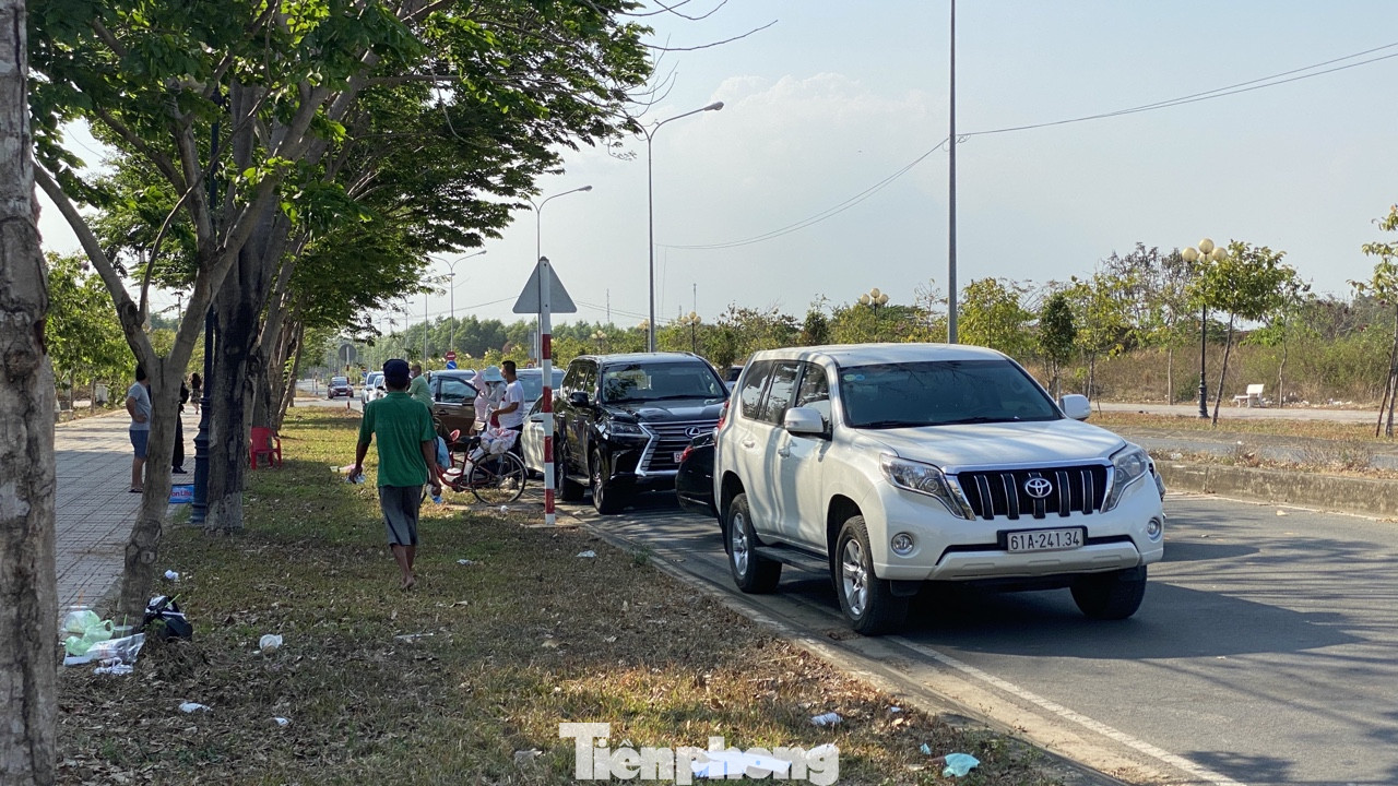 Xếp hàng chờ tiếp tế ở khu cách ly KTX ĐH Quốc gia TPHCM ảnh 1