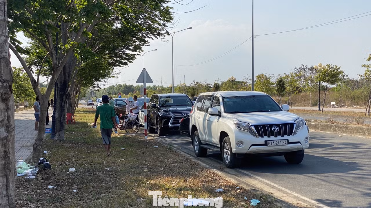 Xếp hàng chờ tiếp tế ở khu cách ly KTX ĐH Quốc gia TPHCM ảnh 1